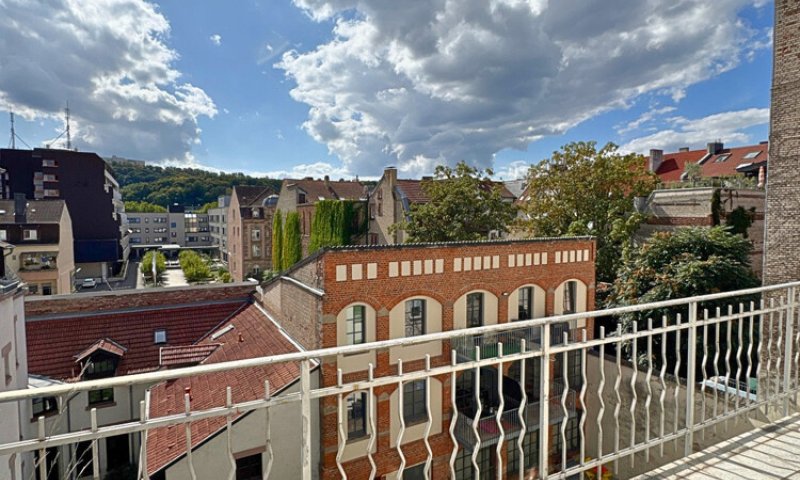 Renovierte Altbauwohnung mit Balkon in zentraler City-Lage