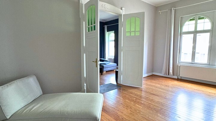 Renovierte Altbauwohnung mit Balkon in zentraler City-Lage