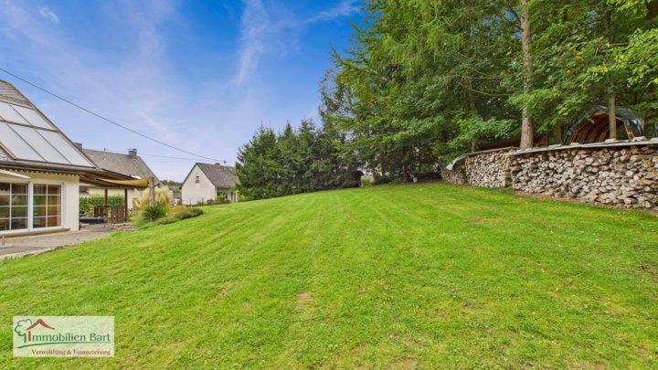 ZWEIFAMILIENHAUS MIT POOL, GROßEM GARTEN UND EIGENEM WALD