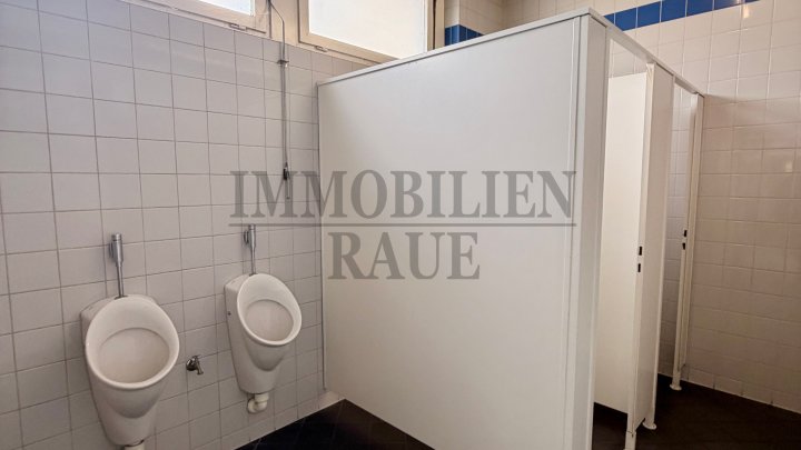 GROSSZÜGIGE GEWERBE- UND INDUSTRIELIEGENSCHAFT MIT PRODUKTIONS-, LAGER-, WERKSTATT- UND BÜROFLÄCHEN