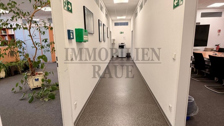 GROSSZÜGIGE GEWERBE- UND INDUSTRIELIEGENSCHAFT MIT PRODUKTIONS-, LAGER-, WERKSTATT- UND BÜROFLÄCHEN