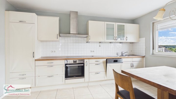 WINCHERINGEN-BILZINGEN: WOHNGLÜCK INMITTEN VON NATUR! 4 SCHLAFZIMMER / 2 BÄDER / GARAGE UND GARTEN