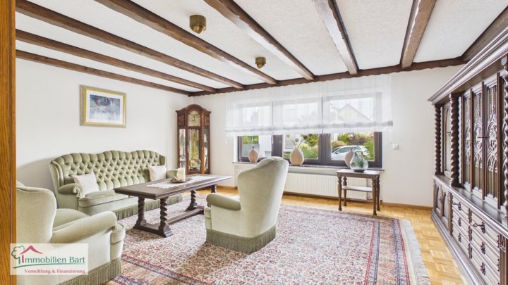 DIREKTE GRENZNÄHE: SEHR GEPFLEGTES WOHNHAUS / 6 SZ / GARAGE / CARPORT / GARTEN IN TOP WOHNLAGE!