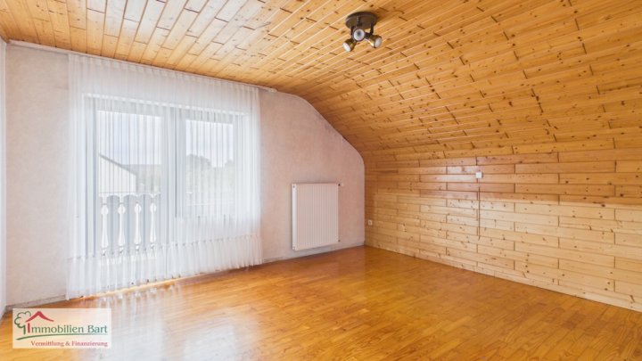 DIREKTE GRENZNÄHE: SEHR GEPFLEGTES WOHNHAUS / 6 SZ / GARAGE / CARPORT / GARTEN IN TOP WOHNLAGE!