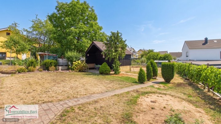 DIREKTE GRENZNÄHE: SEHR GEPFLEGTES WOHNHAUS / 6 SZ / GARAGE / CARPORT / GARTEN IN TOP WOHNLAGE!