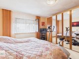Schlafzimmer mit viel Platz