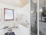Badezimmer mit Dusche und Wanne