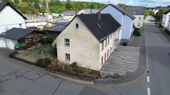 Einfamilienhaus mit Anbau und Ausbaupotenzial in Rivenich