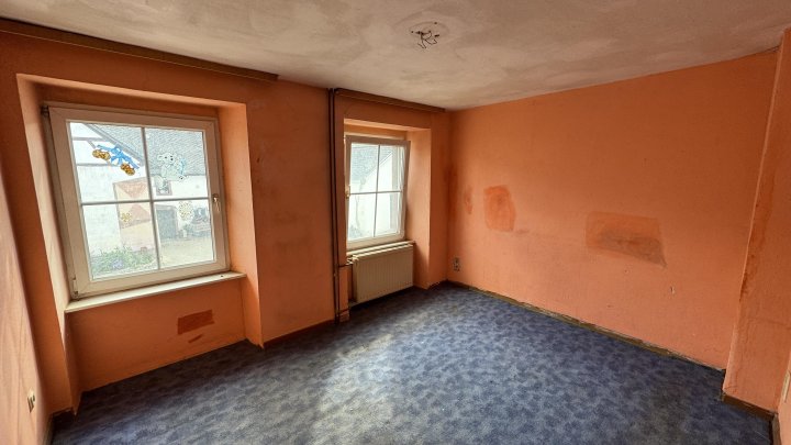 Einfamilienhaus mit Anbau und Ausbaupotenzial in Rivenich