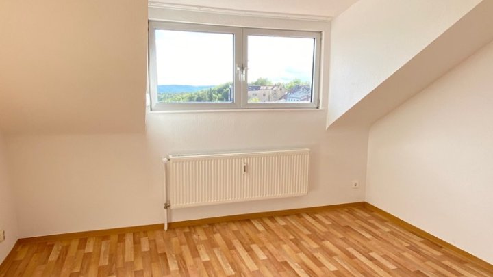 Helle, renovierte 2 ZKB Wohnung mit Balkon