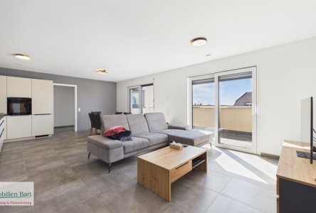 Wohn-/Esszimmer mit Zugang zum Balkon