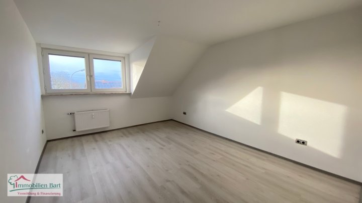 PERL: 95 M² RENOVIERTE WOHNUNG IN SEHR GUTER WOHNLAGE + GROßER BALKON!
