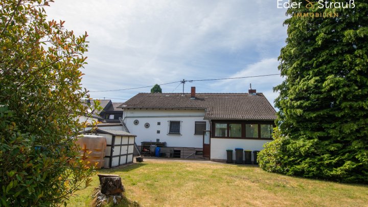 Mehr Platz, als man auf den ersten Blick vermutet – freistehender Bungalow in Ensdorf