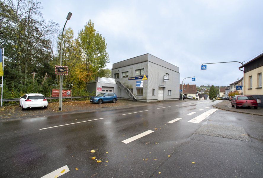 Seitenansicht mit Stellplätzen