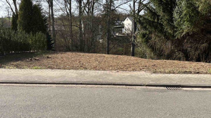Baugrundstück in ruhiger Seitenstraße
