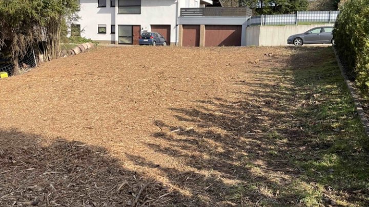 Baugrundstück in ruhiger Seitenstraße