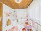 Badezimmer mit Dusche und Badewanne