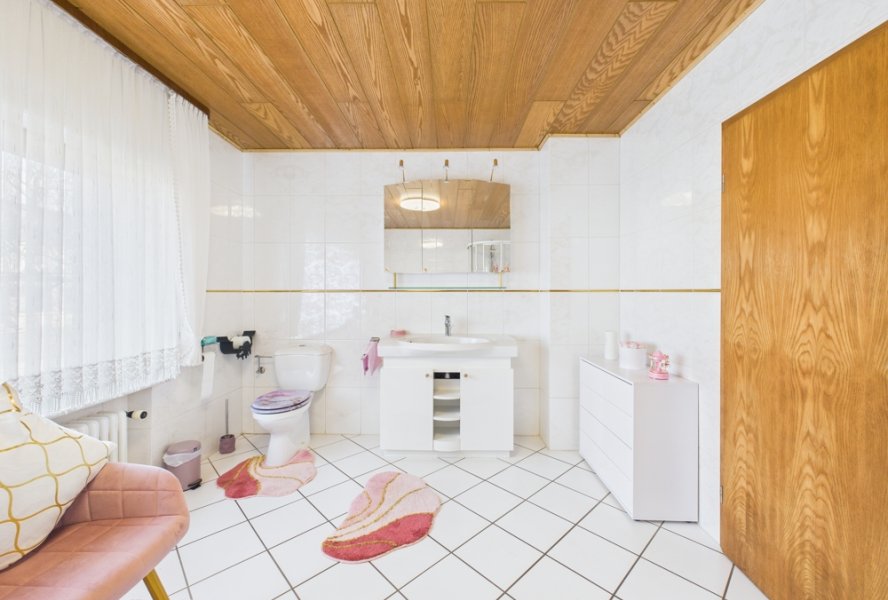 Badezimmer mit Dusche und Badewanne