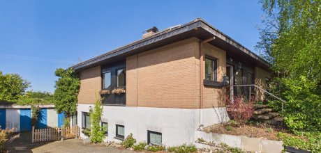 Ansicht von vorne und Garagenzufahrt