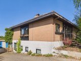 Ansicht von vorne und Garagenzufahrt