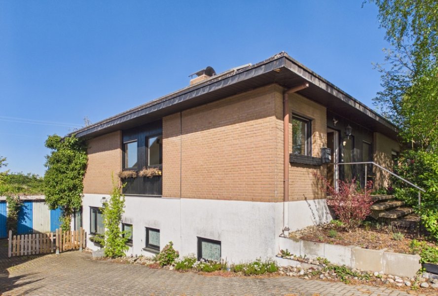 Ansicht von vorne und Garagenzufahrt