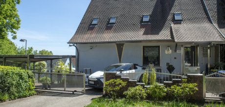 Hausansicht mit Stellplätzen