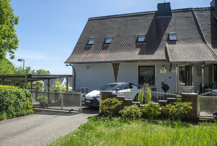 Hausansicht mit Stellplätzen