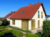 Rückansicht mit Garten und Terrasse