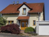 Ansicht von vorne mit Vorgarten