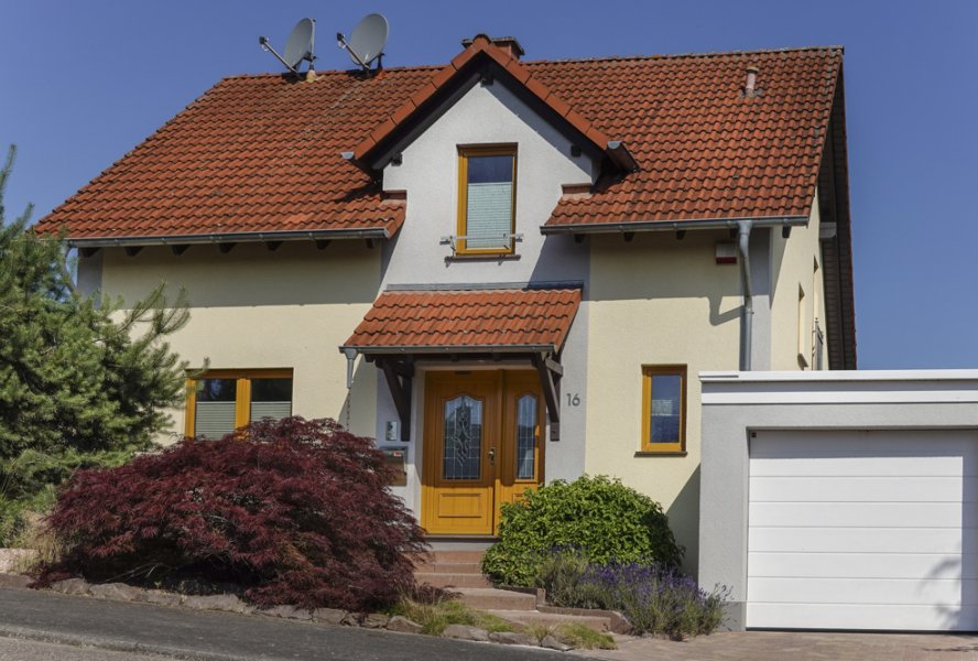 Ansicht von vorne mit Vorgarten