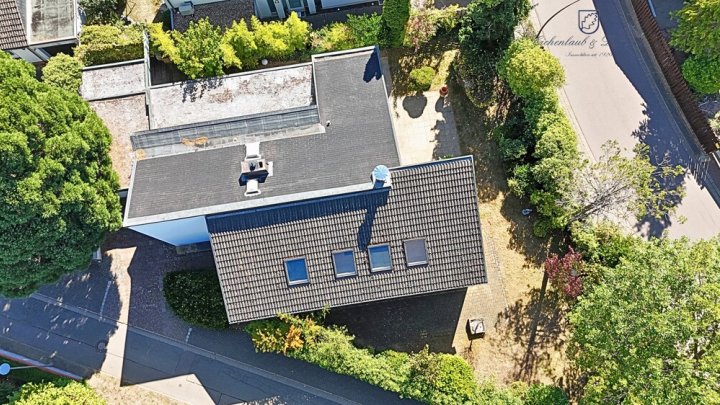 Hochwertig modernisiertes freistehendes Villenanwesen in schöner Lage