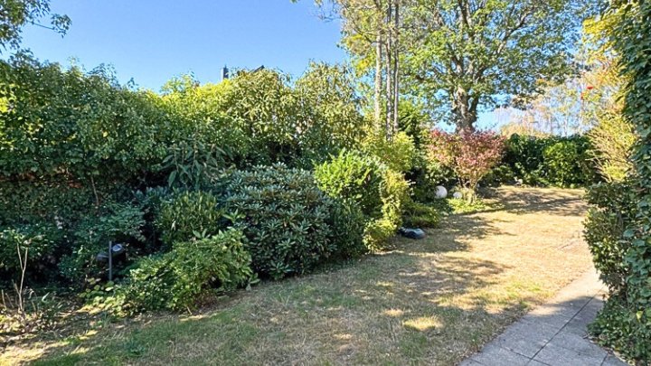 Hochwertig modernisiertes freistehendes Villenanwesen in schöner Lage