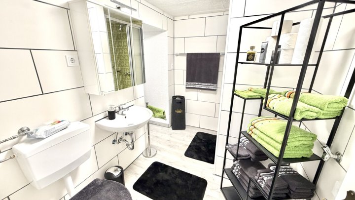 Wohnhaus mit 2 Wohneinheiten auf attraktivem Grundstück -Potenzial zur Neubebauung