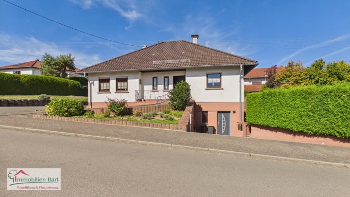 GRENZNÄHE ZU LUXEMBURG: IDYLLISCH GELEGENER BUNGALOW MIT GARAGE UND GARTEN!