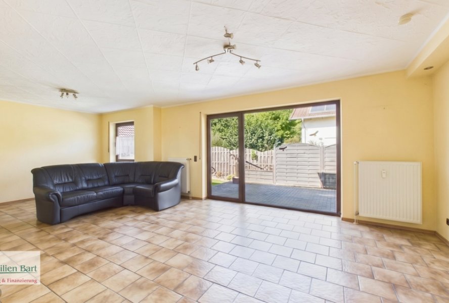 Wohnzimmer mit Zugang zur Terrasse und Garten 