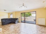 Wohnzimmer mit Zugang zur Terrasse und Garten 