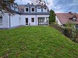 7 Blick vom der Wohnung zugeordneten Gartenanteil auf die Terrasse und Wohnung