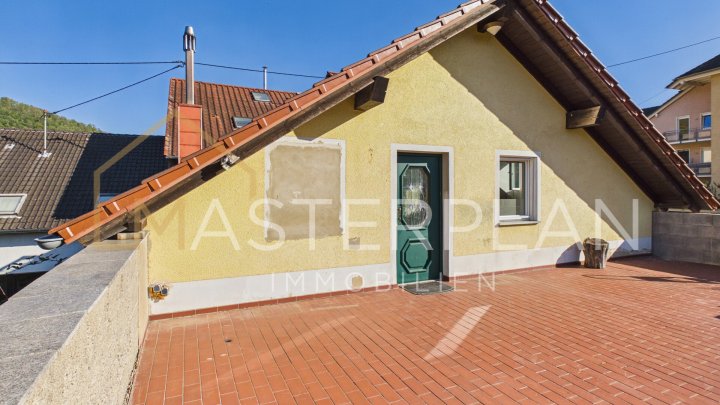 „Fast wie ein eigenes Haus – großzügige Dachgeschosswohnung mit separatem Eingang und XL-Terrasse“