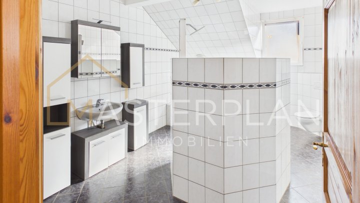 „Fast wie ein eigenes Haus – großzügige Dachgeschosswohnung mit separatem Eingang und XL-Terrasse“
