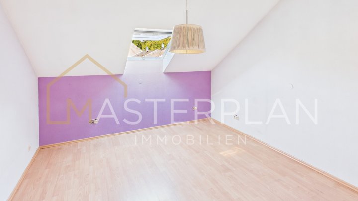„Fast wie ein eigenes Haus – großzügige Dachgeschosswohnung mit separatem Eingang und XL-Terrasse“