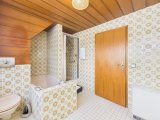 Bad mit Dusche und Badewanne