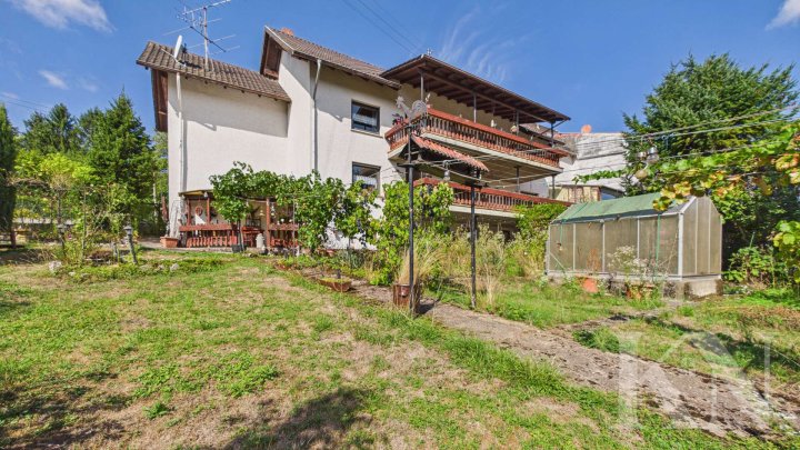 Ein- bis Zweifamilienhaus mit großem Grundstück, zwei Balkonen und Ausbaupotenzial in Gersheim!