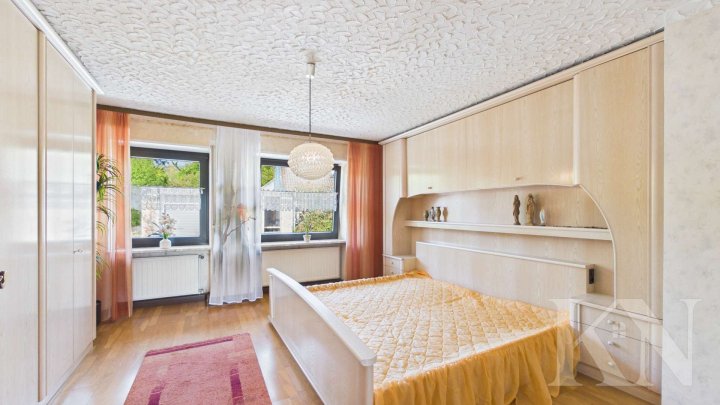 Ein- bis Zweifamilienhaus mit großem Grundstück, zwei Balkonen und Ausbaupotenzial in Gersheim!