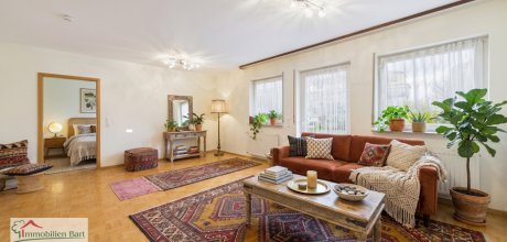 Wohnzimmer mit Zugang zum Schlafzimmer - mit KI eingerichtet