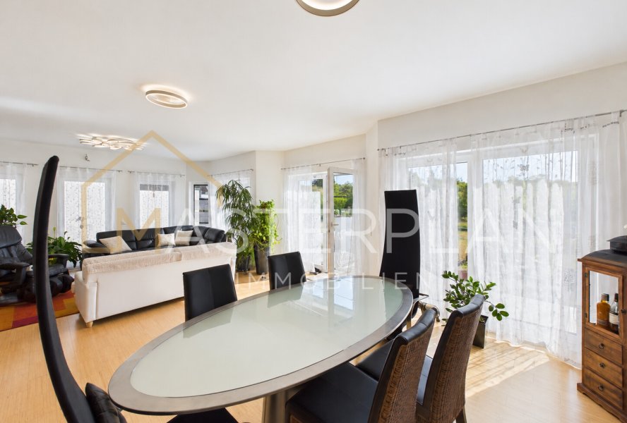  Wohn- und Esszimmer