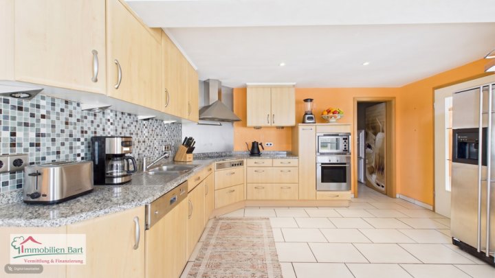 SOFORT VERFÜGBAR: GEPFLEGTES WOHNHAUS MIT 228 M² WFL. MIT FERNSICHT!