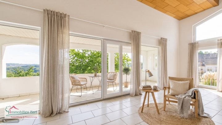 SOFORT VERFÜGBAR: GEPFLEGTES WOHNHAUS MIT 228 M² WFL. MIT FERNSICHT!