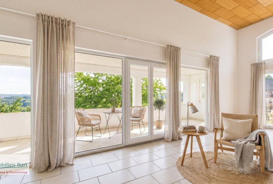 Beispiel - Wohnzimmer mit Zugang zum großen Balkon