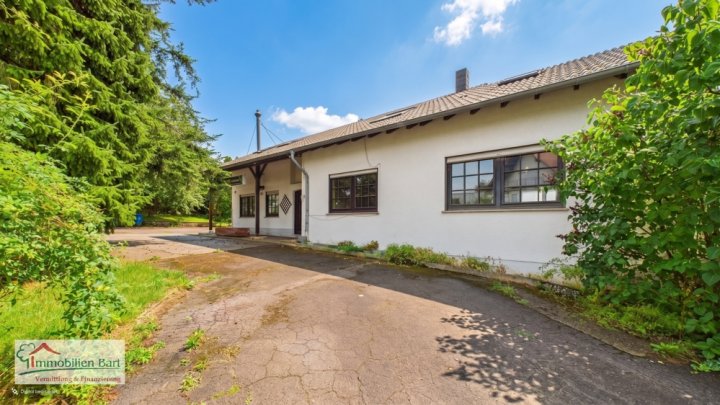 VIELSEITIGE VERWENDUNG: 325 M², WOHN UND NUTZFLÄCHE, GARAGEN UND GARTEN IN GRENZNÄHE