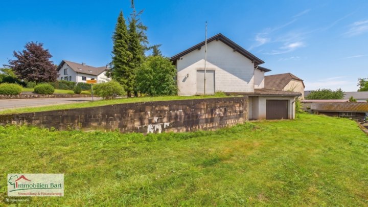 VIELSEITIGE VERWENDUNG: 325 M², WOHN UND NUTZFLÄCHE, GARAGEN UND GARTEN IN GRENZNÄHE